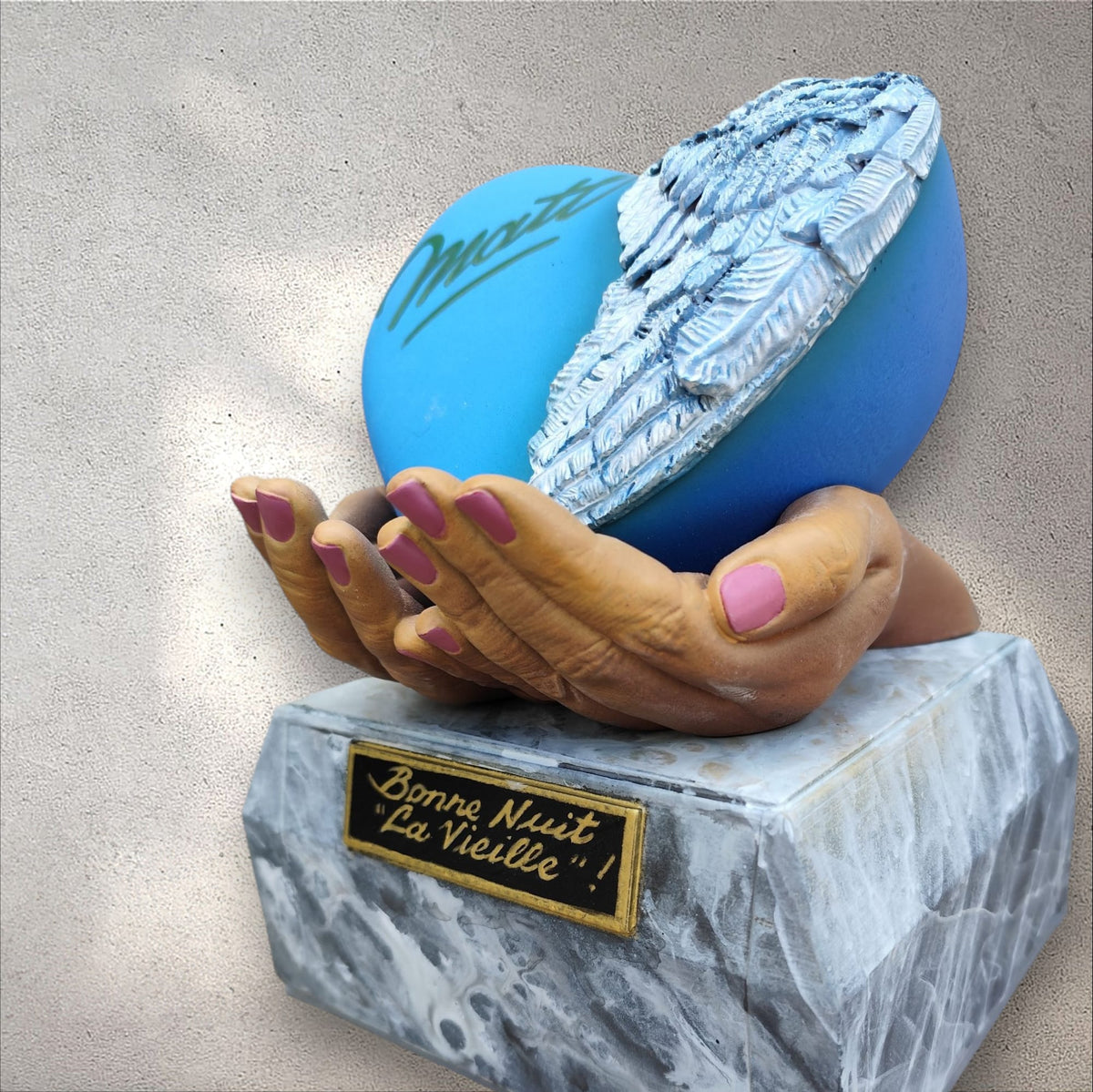Urne, cœur, aile bleue.