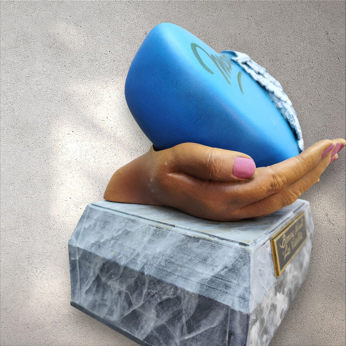 Urne, cœur, aile bleue.
