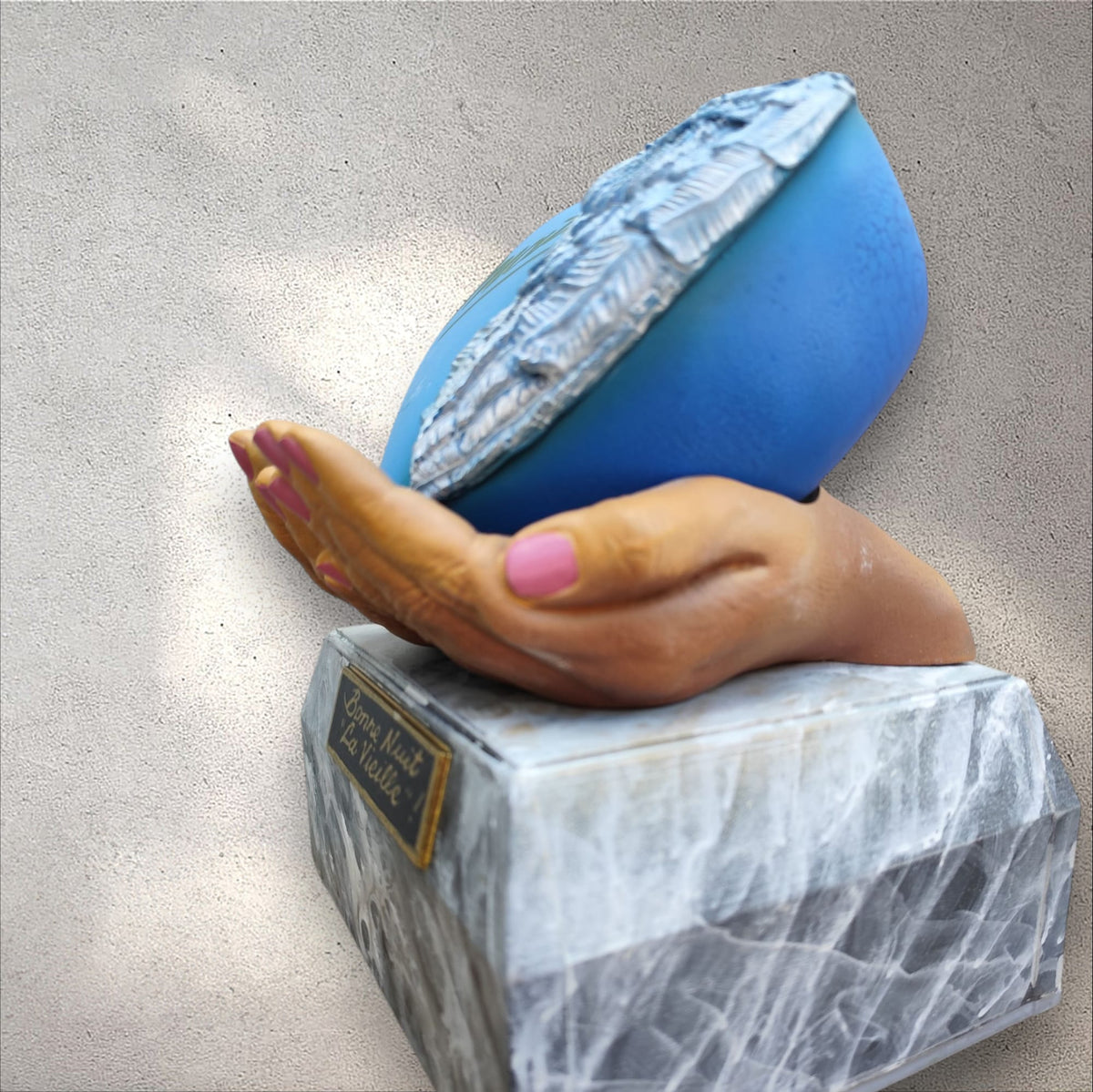 Urne, cœur, aile bleue.